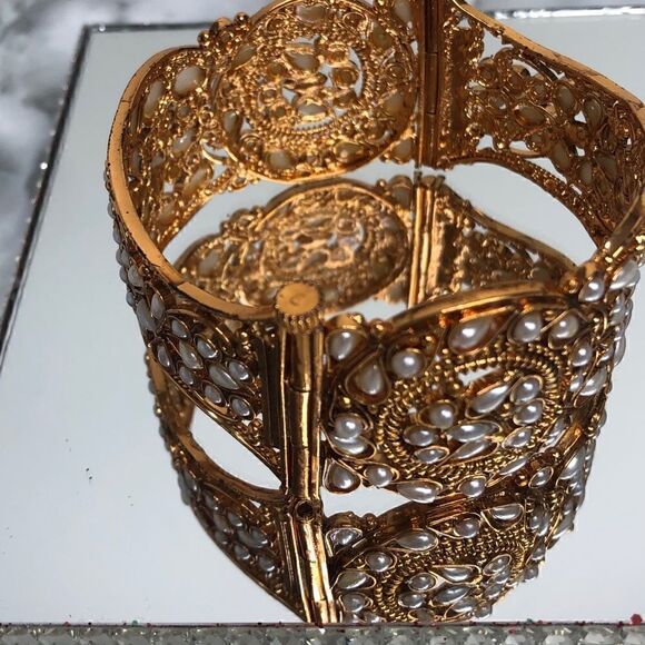 INDIAN Jewelry “City Gold” Cuff With Faux-pearls - Picture 4 of 4